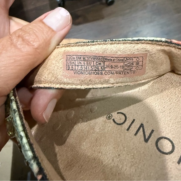 Vionic Lucia Women's Embellished Blue Teal Snake Thong Sandals Women’s Size 9.5 - Picture 9 of 10